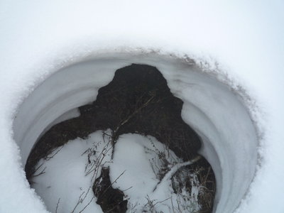 03ぽっかり丸く開いた穴.JPG (622.06 KiB) 閲覧された回数 14598 回 鈴北岳近くの丸くぽっかり空いた穴