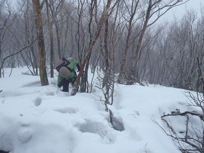 鞍掛尾根に乗る直前、グサグサの雪。