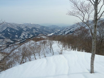 わずかに頭を出す伊吹山