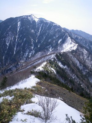仏谷へと連綿と続く尾根