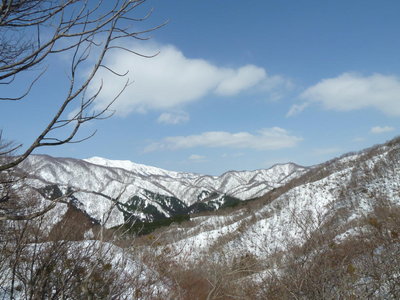 登りの尾根からの金糞岳と新穂山