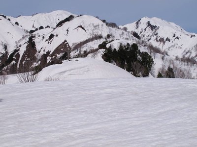 開津谷右岸尾根をゆく　1,366峰の向こうに奈良岳、見越山