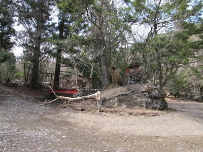 干上がった池と弁天島
