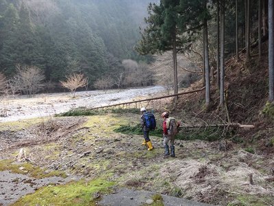 堰堤を越えた河原