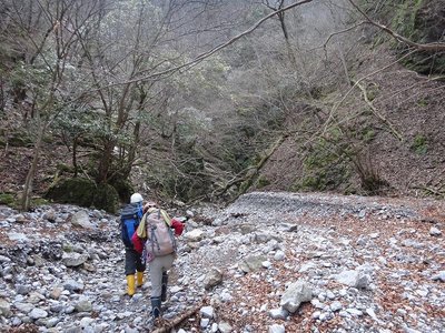 この奥を曲がるとコマネチになる。
