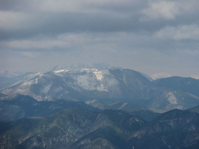 重なる霊仙山と伊吹山