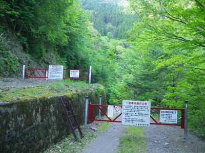 左が洞木谷ゲート