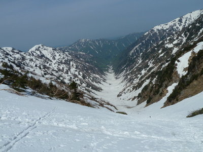 真っ直ぐな雪渓