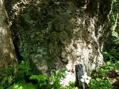 露岩に彫られた磨崖仏