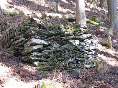 筒井八幡跡の台座