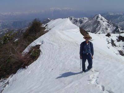 小蕎麦粒山を背に
