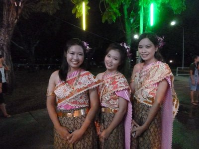 タイ女性の微笑みをどうぞ